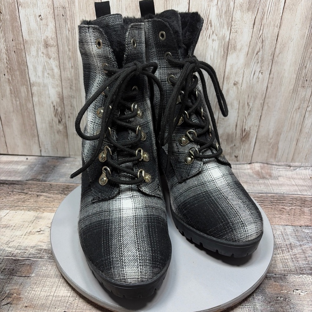 Comfort Women’s Black &White Plaid Heeled Ankle Boots Size 10 W